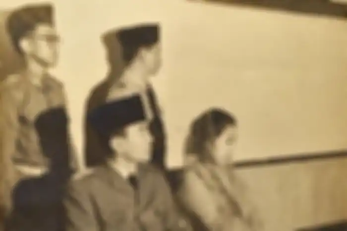 Sidang digelar di gedung Tyuuoo Sangi-In dan dihadiri oleh sejumlah tokoh, seperti Soekarno, Mohammad Hatta, dan Ki Hadjar Dewantara.