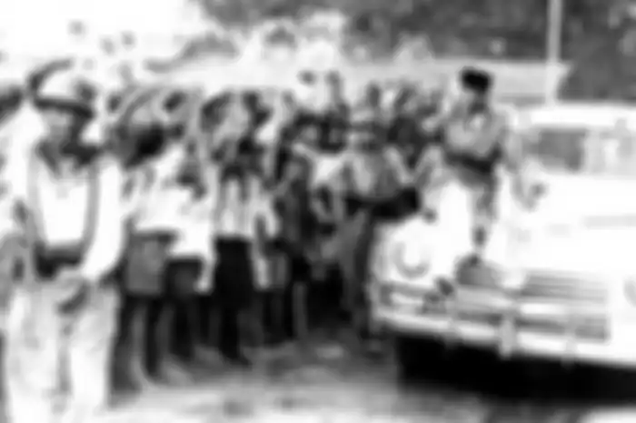 Presiden Soekarno dengan mobil Buick Limited-8.