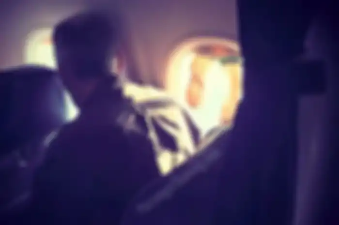 Gambar, yang diunggah ke akun Instagram Passenger Shaming, menunjukkan dua kaus kaki putih yang dijepitkan di jendela pesawat.