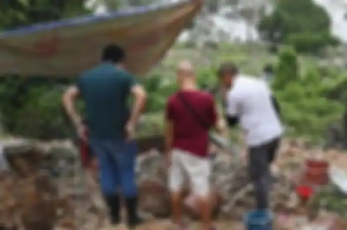 Hal itu disebabkan oleh isi makam yang tak menunjukkan tanda-tanda tempat bersemayam jenazah neneknya.