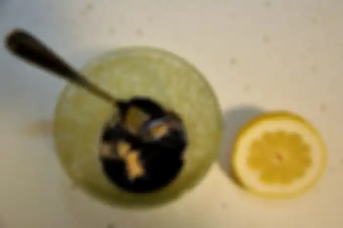 Untuk mereka yang memiliki kulit berminyak, bisa membuat masker lemon dan kopi. Yuk, bikin sendiri masker lemon dan kopi ini.