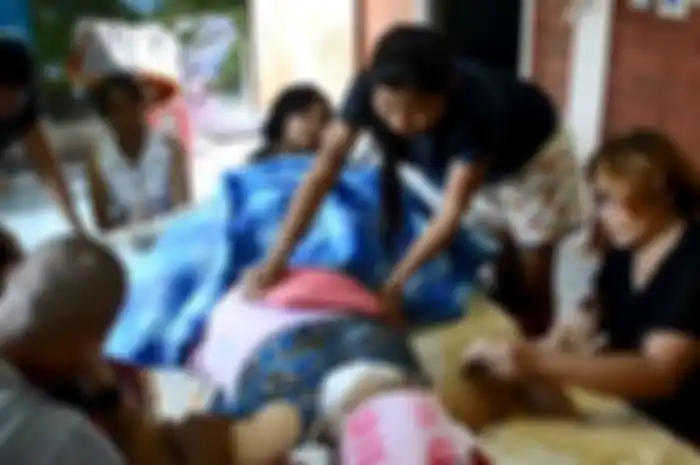 Tubuh nenek itu pun akan disimpan di peti mati dingin di kuil setempat selama tiga hari dan hendak dikremasi.