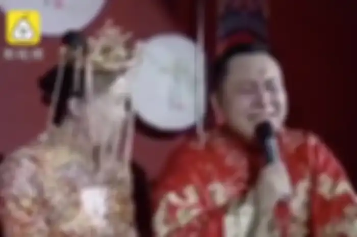 "Aku tidak tahan lagi. Sangat sulit bagiku untuk menikah," kata mempelai pria yang emosional  menahan tangis agar tidak pecah.