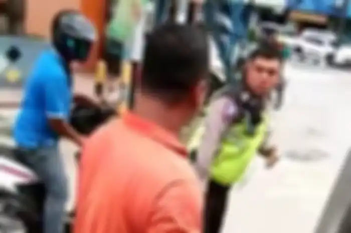 Sebuah video singkat beredar di media sosial memperlihatkan adu mulut antara seorang polisi dan pria yang mengendarai mobil.