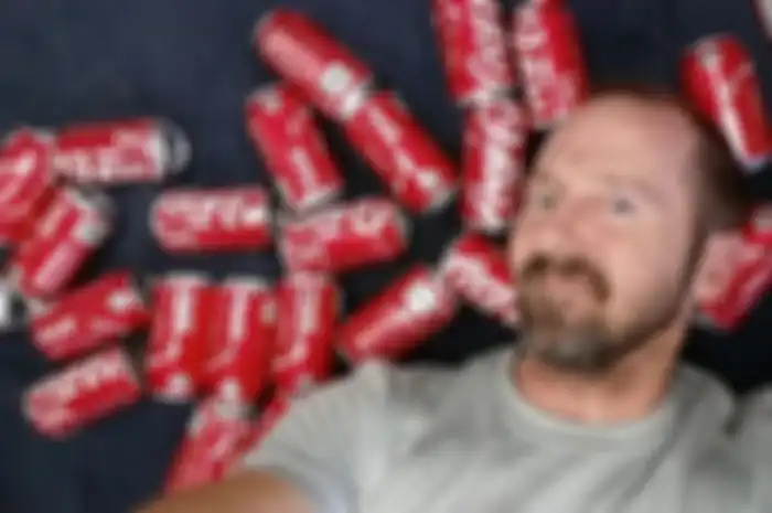 Hanya dalam waktu 30 hari setidaknya Geroge telah minum 300 kaleng cola, dia merasakan efek dari minuman bersoda itu.