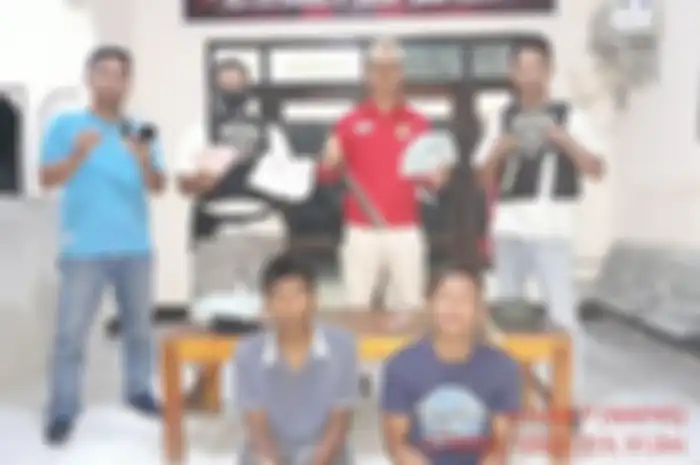 Modusnya, pelaku yang berjumlah 4 orang membuka jendela samping rumah Suyanto dengan cara mencongkel.