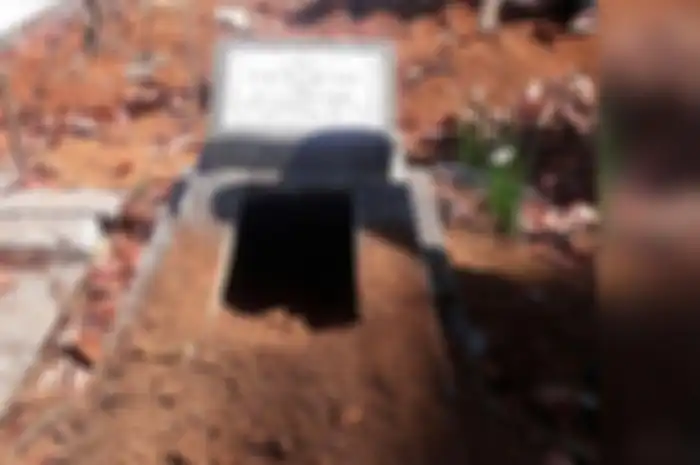 Pertama kali ada pengorekan makam terjadi beberapa waktu lalu sebelum pemilihan kepala desa (Pilkades).