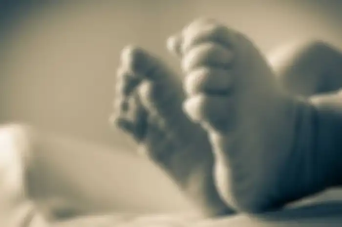 Balita perempuan itu sedang berada dalam kereta bayi, ia segera dilarikan ke rumah sakit tetapi petugas medis tidak bisa menyelamatkannya.