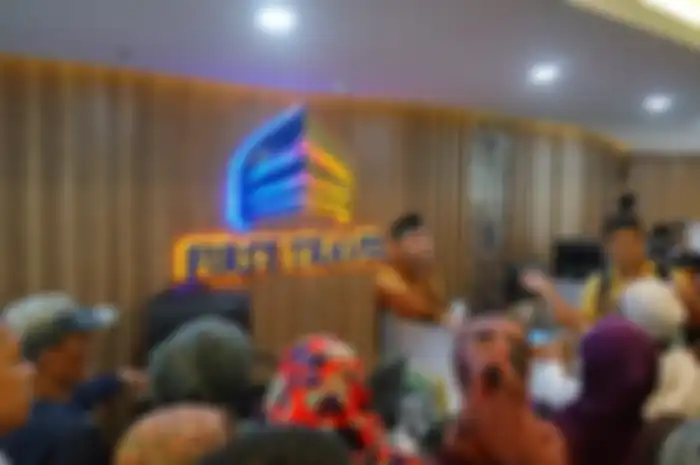 Hampir 2 tahun berlalu, kasus penipuan yang dilakukan oleh First Travel belum juga menemukan titik terang bagi para calon jamaah yang jadi korban.