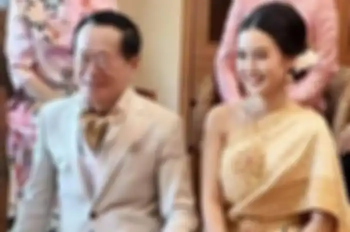 Tetapi ini bukan pasangan biasa karena pengantin pria berusia 50 tahun lebih tua dari pengantin wanita!