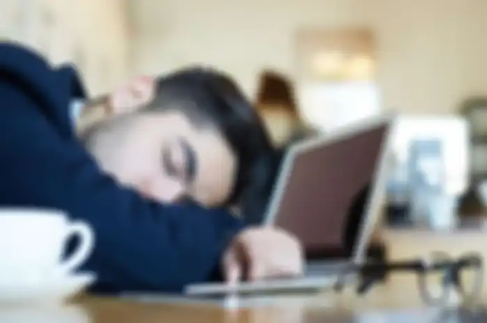Bukan karena kekhawatiran dapat teguran dari atasan saja, melainkan efek buruk dari tidur berbantalkan tangan.