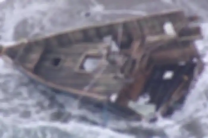 Perahu kayu itu digeledah oleh polisi pada pukul 9.30 pagi waktu setempat pada hari Sabtu di pulau Sado, di lepas pantai pantai barat laut negara itu.
