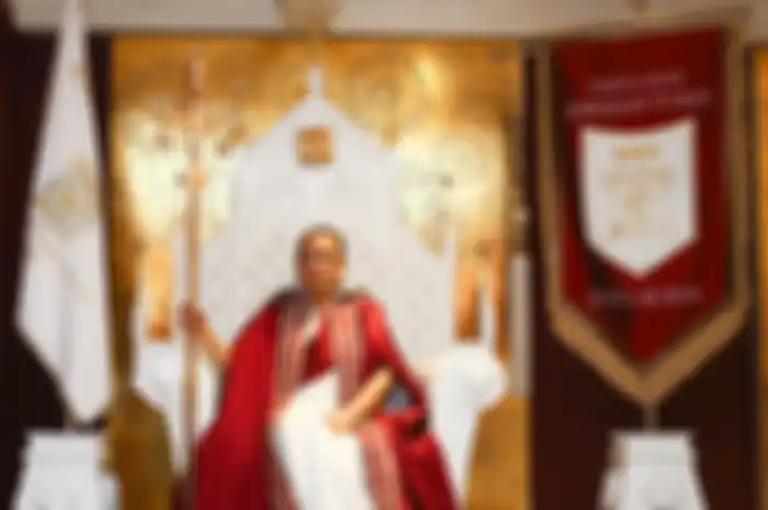 Sebelum muncul Keraton Agung Sejagat, Indonesia pernah dihebohkan oleh Takhta Kerajaan Tuhan yang dipimpin oleh Lia Eden.