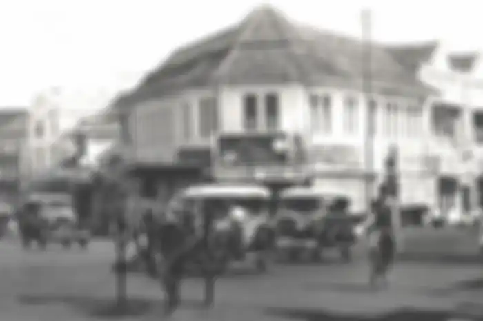 Revitalisasi bangunan eks Apotheek Chung Hwa menjadi simbol revitalisasi Kota Tua Jakarta. Kisah delapan teko teh turut dibawa ke sana.
