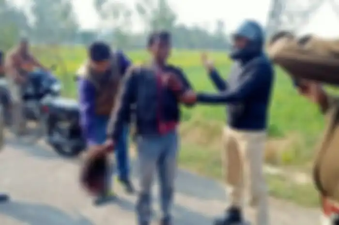 Seorang suami ditangkap setelah memenggal istrinya dan berjalan menyusuri jalan selama lebih dari satu mil sambil membawa kepala yang terpenggal itu.