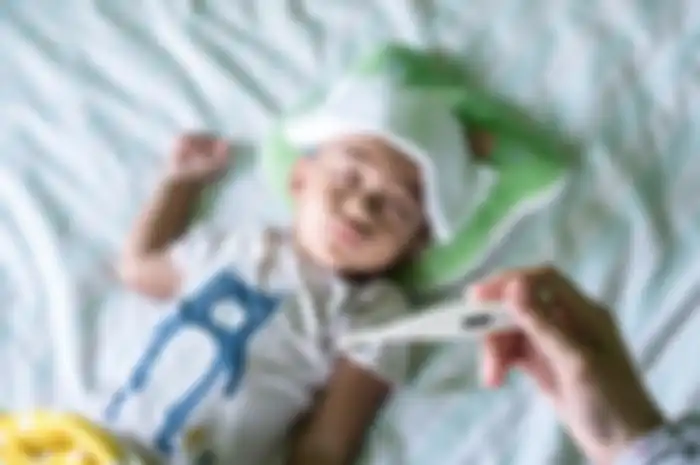 Demam merupakan reaksi imunitas tubuh pada gejala penyakit yang masuk. Imunisasi bisa jadi salah satu penyebab demam panas pada anak-anak.