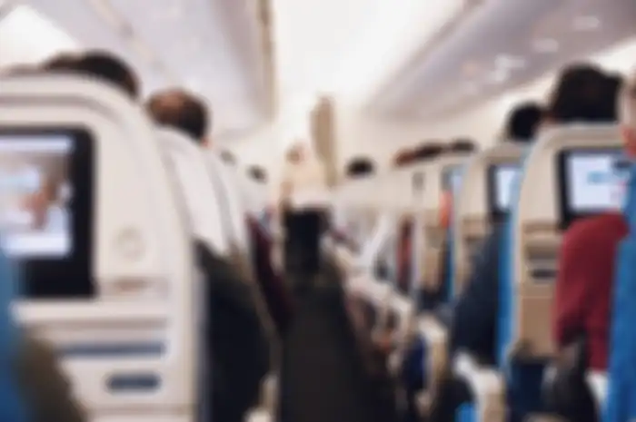 Ulah seorang penumpang pesawat Wings Air tengah menjadi buah bibir lantaran ia melakukan hal yang dilarang dalam penerbangan
