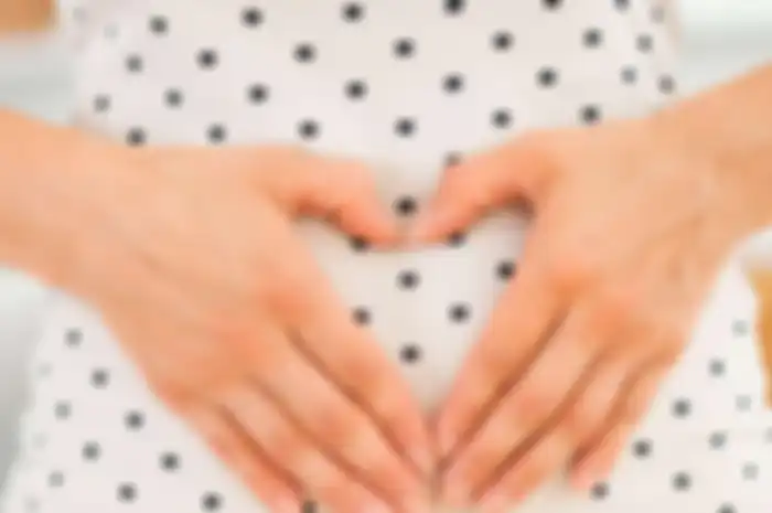 Ciri-ciri hamil muda, seperti muntah berkepanjangan, perdarahan dari vagina, pusing, penurunan berat badan.