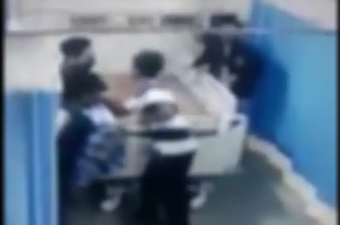 polisi menetapkan 12 tersangka dari sejumlah peristiwa pengambilan paksa jenazah PDP Covid-19 di Sulawesi Selatan.