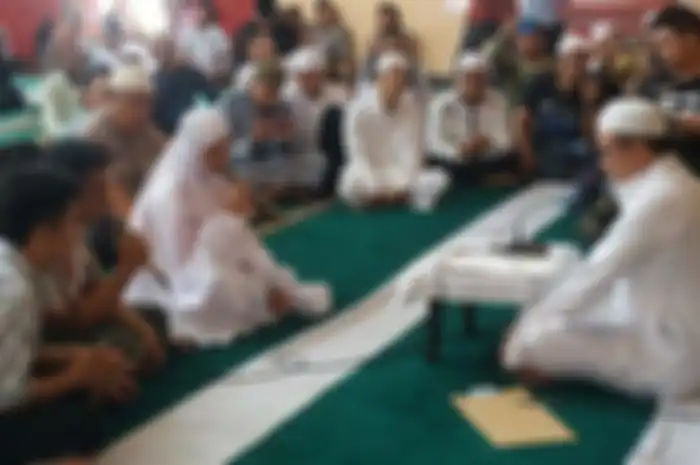 Satu keluarga pengusaha terpandang ini putuskan jadi mualaf setelah mendapat hidayah dan alami nasib yang jungkir balik.