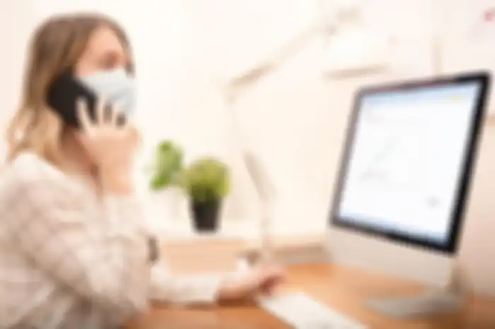 Jika harus bekerja di kantor, ini yang harus diperhatikan untuk menghindari terinfeksi virus corona, antara lain: memakai masker, jaga jarak.