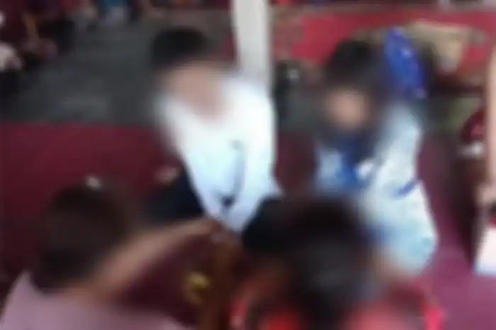 Suatu hari, sang suami menggeledah lemari istrinya dan tanpa diduga dia menemukan catatan medis yang isinya membuatnya sangat syok.
