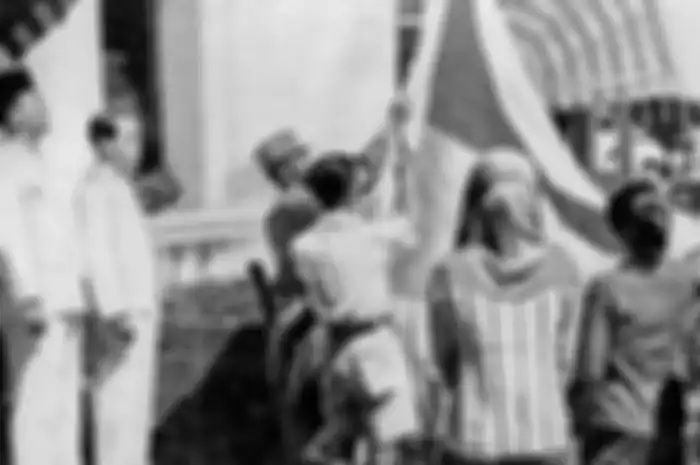 Pembacaan naskah proklamasi menjadi salah satu momen penting, namun ada momen penting lainnya pada peristiwa tersebut, yaitu pengibaran bendera