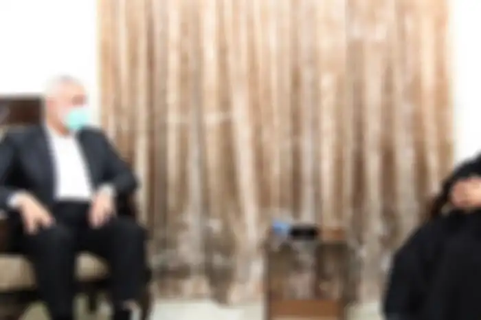 Kepala Hamas Ismail Haniya, kiri, dan Sekretaris Jenderal Hizbullah Hassan Nasrallah bertemu di Beirut, Lebanon.