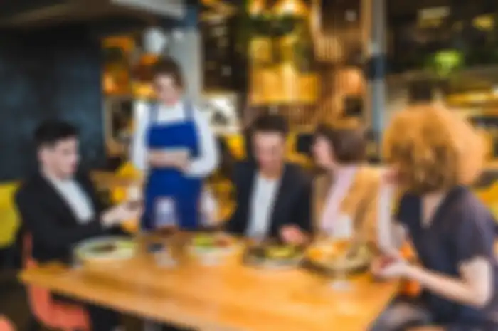 Makan di restoran justru berisiko tinggi tertular Covid-19, Kok bisa ya? Begini penjelasannya. Makanya jangan lupakan protokol kesehatan.