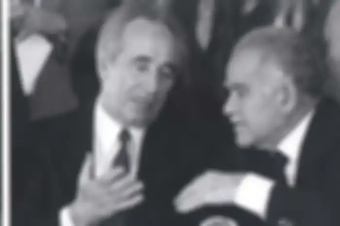 Perdana Menteri Israel saat itu Yitzhak Rabin dan menteri luar negeri Shimon Peres