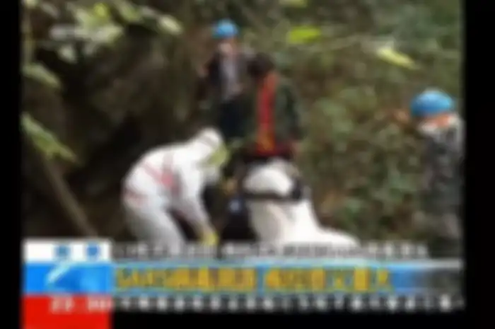 Para ilmuwan dalam rekaman tersebut mengenakan APD berbeda-beda