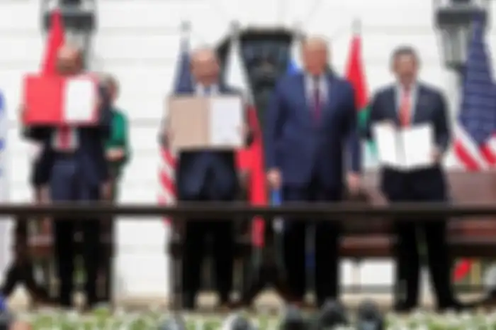 Donald Trump bersama dengan para pejabat Timur Tengah, dan Israel.