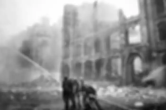 The Blitz 'perang kilat' yang ganas niatnya membuat hancur ekonomi Inggris, lebih dari 40.000 orang terbunuh dan infrastruktur hancur.