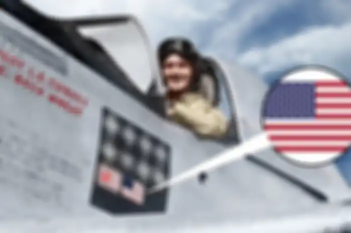 Kisah pilot Amerika yang menembak 7 pesawat Jerman, 1 Italia, 1 Jepang, dan 1 pesawat Amerika yang ditumpanginya sendiri.