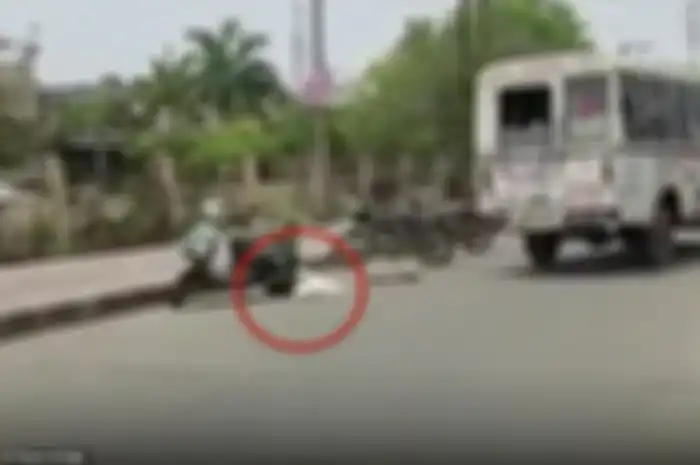 Ambulans di India ini membawa jenazah pasien Covid-19 tetapi menjatuhkannya.