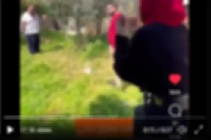 Tangkapan layar video Pria Yahudi berupaya mencuri rumah warga Palestina