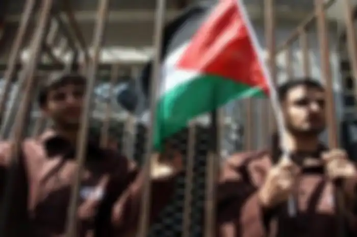 Tak hanya itu saja, banyaknya wilayah yang diduduki Israel, membuat warga Palestina bergantung pada Israel.