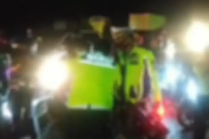 Kasat Lantas Polres Karawang AKP Rizky Adi Saputro memeluk pemudik yang emosi