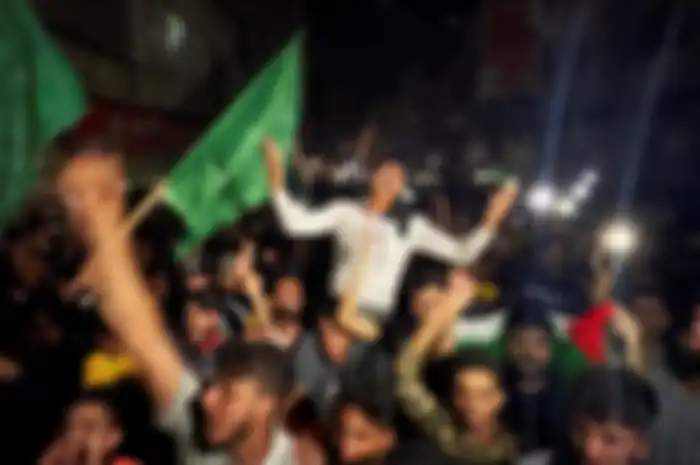 Warga Palestina tumpah ke jalanan Gaza rayakan gencatan senjata 21 Mei 2021 setelah 11 hari pertempuran dengan Israel tak tampak akan berhenti
