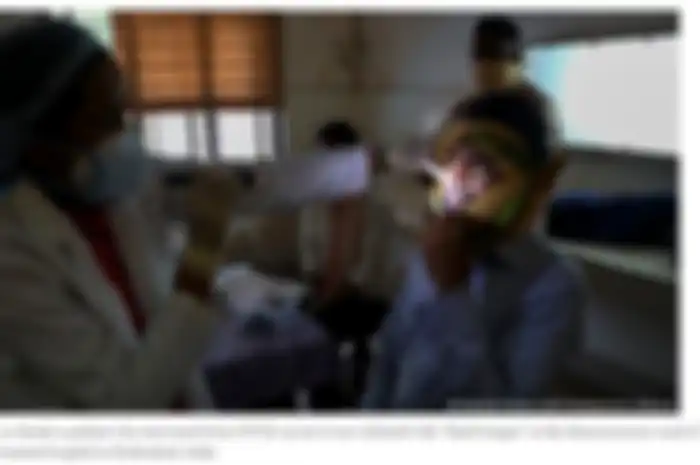 Dokter memeriksa pasien yang sembuh dari Covid-19 namun sekarang terinfeksi 'jamur hitam'