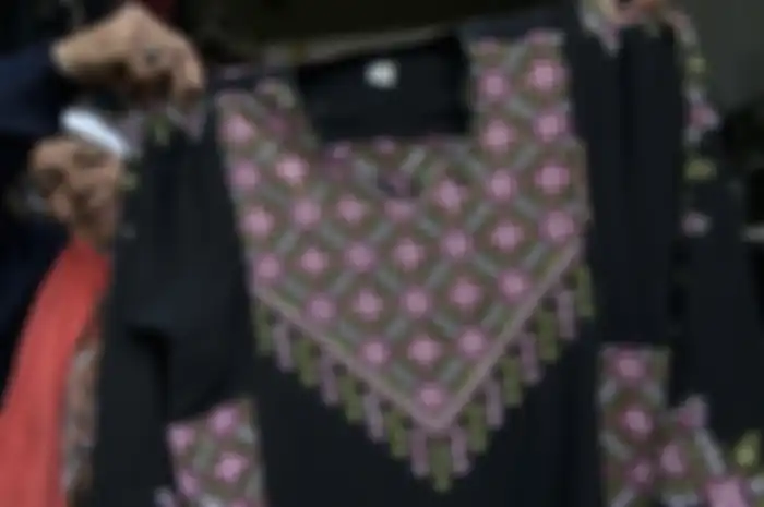Pakaian tradisional Palestina, Jubah Palestina yang dibuat secara tradisional.