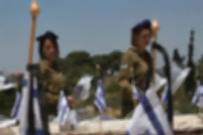 Peringatan Yom Hazkiaron, di mana semua orang harus berhenti dari kegiatan apa pun selama 1 menit di seluruh Israel.
