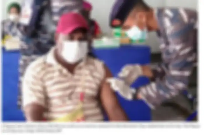 Vaksinasi warga Papua Barat oleh TNI/Polri, banyak warga Papua Barat tidak mau vaksin karena pemegang vaksinnya adalah TNI/Polri