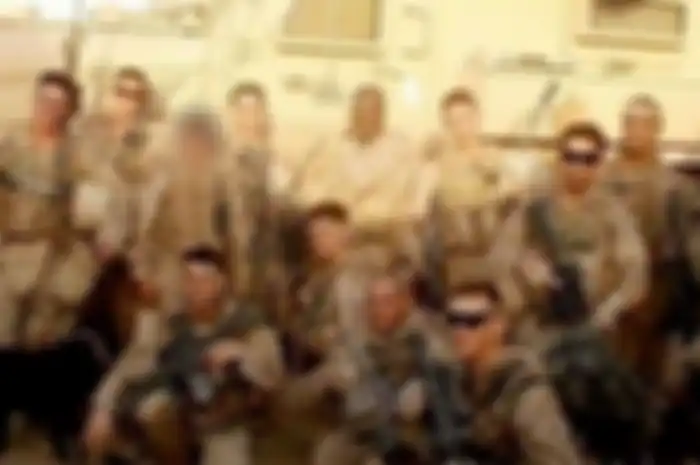 Haji (muka blur) berfoto bersama pasukan AS di Afghanistan. Diiming-imingi hidup enak, banyak warga Afghanistan jadi penerjemah bagi tentara AS tapi ternyata diburu Taliban