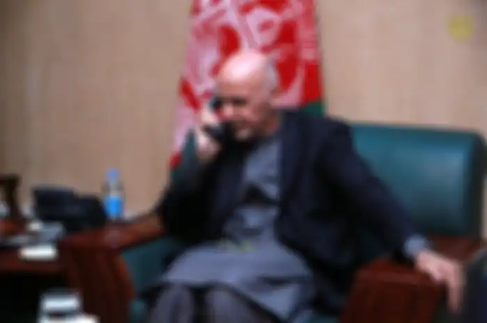 Sebuah kantor berita Rusia juga mengkonfirmasi bahwa Ghani meninggalkan Kabul dengan empat kendaraan dan sebuah helikopter penuh uang.