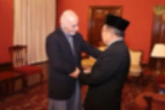 Presiden Ashraf Ghani menyambut hangat Wapres Jusuf Kalla di istananya yang mewah di Kabul pada 2018. Kebanggaan Ashraf Ghani  berjumpa Jusuf Kalla ditunjukkan melalui 5 foto ini.