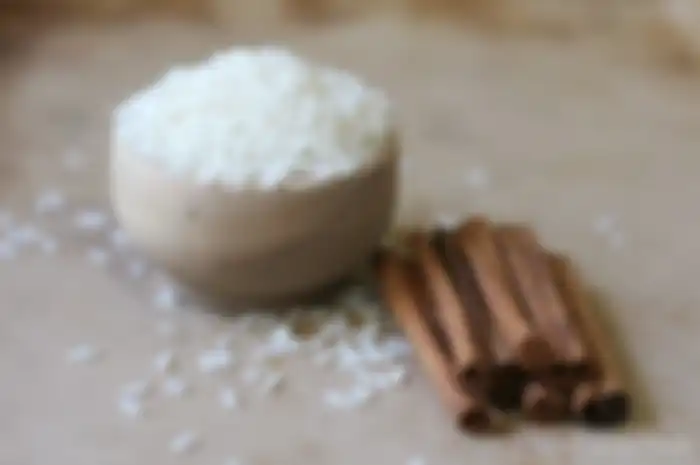 Memasak nasi dengan kayu manis