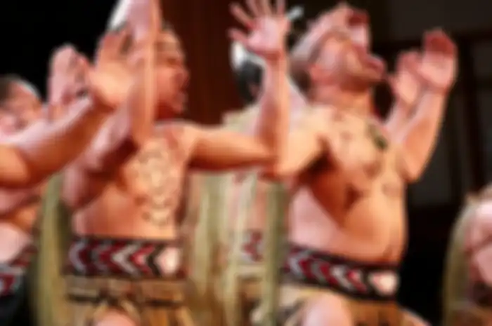 Tarian haka, yang merupakan tarian perang suku Maori, Selandia Baru, bertujuan menggetarkan nyali lawan. Suku Maori kini menuntut untuk mengubah nama Selandia Baru menjadi Aotearoa.