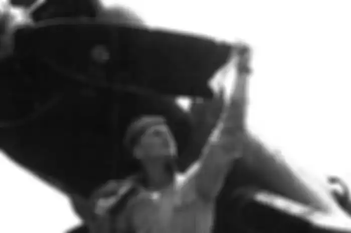Robert Klingman, pilot marinir AS yang gunakan baling-balingnya untuk jatuhkan pesawat musuh.