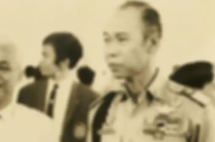 Sosok Hoegeng menjadi salah satu dari tiga sosok dalam 'hanya ada tiga polisi jujur di negeri ini' yang dilontarkan seorang tokoh bangsa. Apakah kelakar itu masih relevan hingga sekarang? (Kompas)
